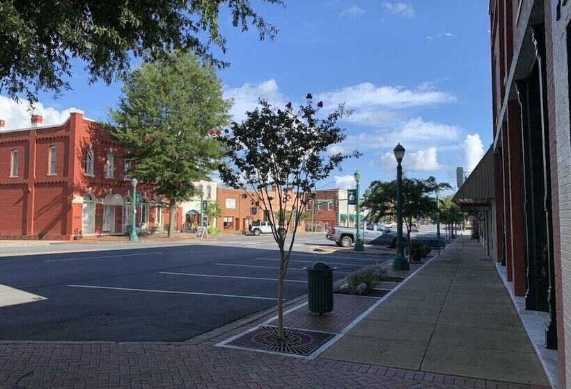 Hotel Woodbridge Inn & Tavern