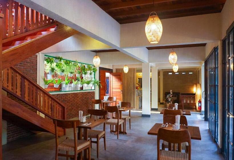 La Villaris Hotel & Resto