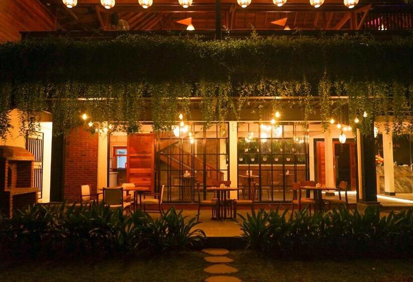 La Villaris Hotel & Resto