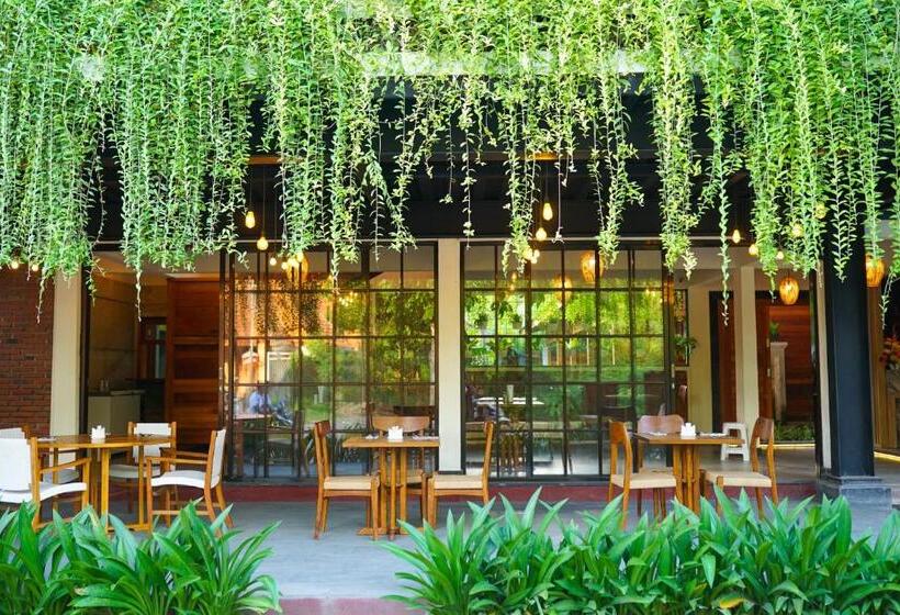 La Villaris Hotel & Resto