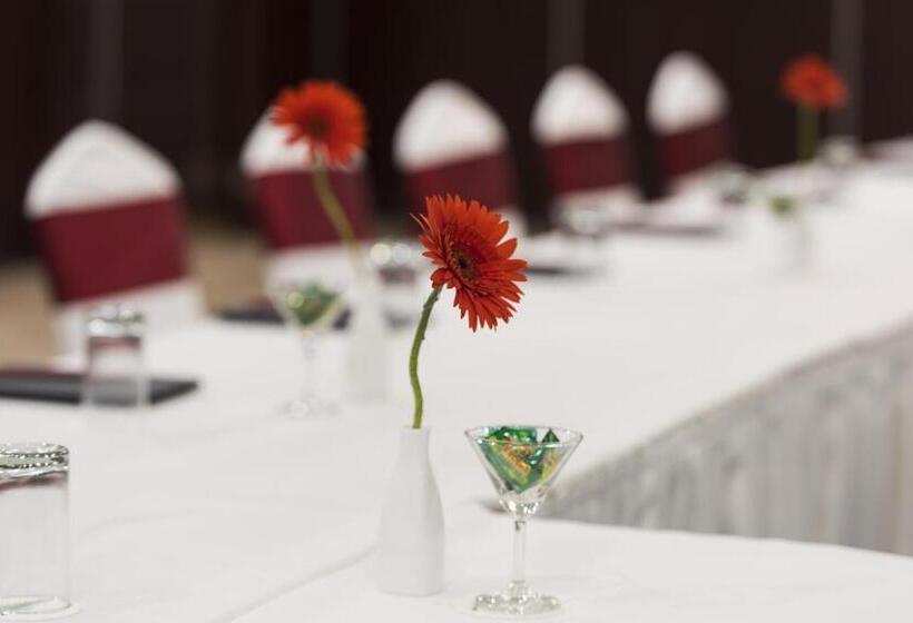 בית מלון כפרי The Fern Residency Galaxy Mall