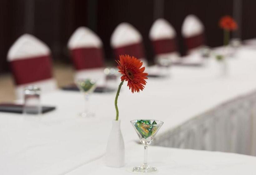 בית מלון כפרי The Fern Residency Galaxy Mall