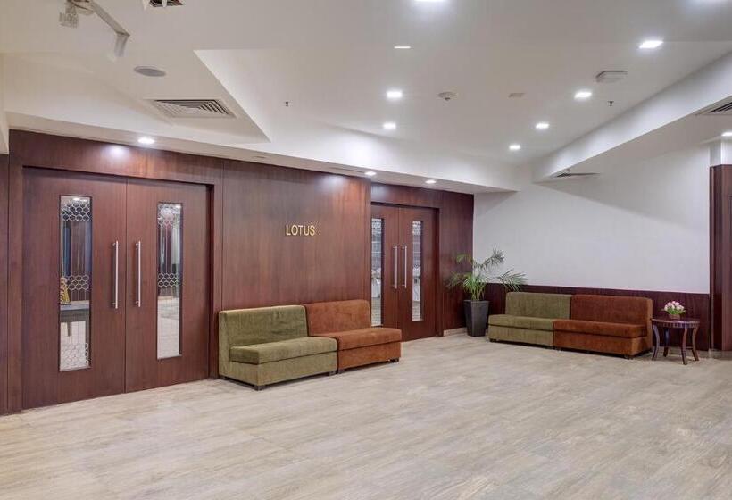 בית מלון כפרי The Fern Residency Galaxy Mall