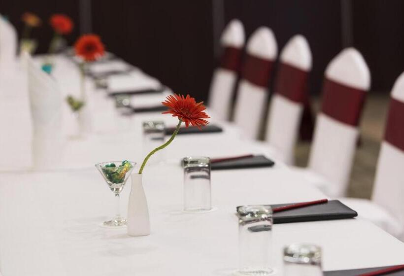 בית מלון כפרי The Fern Residency Galaxy Mall