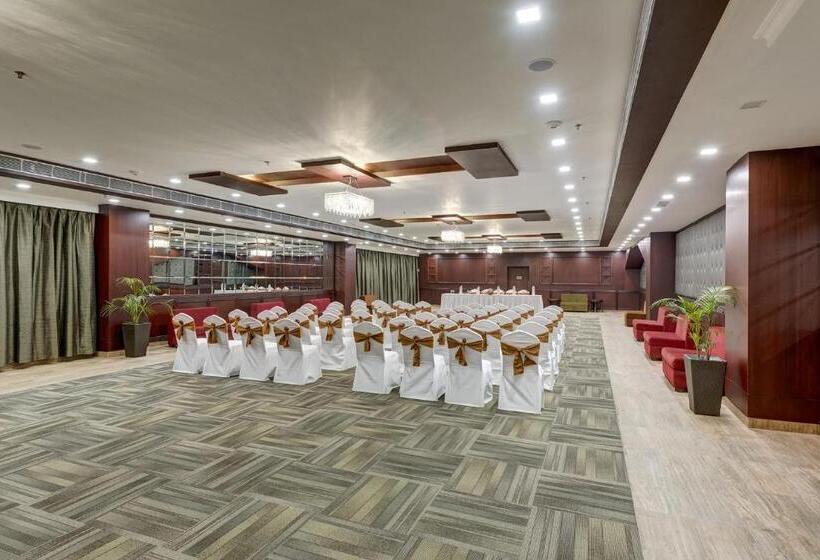 בית מלון כפרי The Fern Residency Galaxy Mall