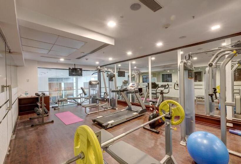 בית מלון כפרי The Fern Residency Galaxy Mall