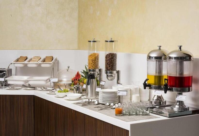 בית מלון כפרי The Fern Residency Galaxy Mall