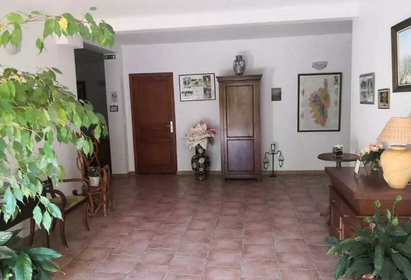 ベッドアンドブレックファースト L Ogliastru