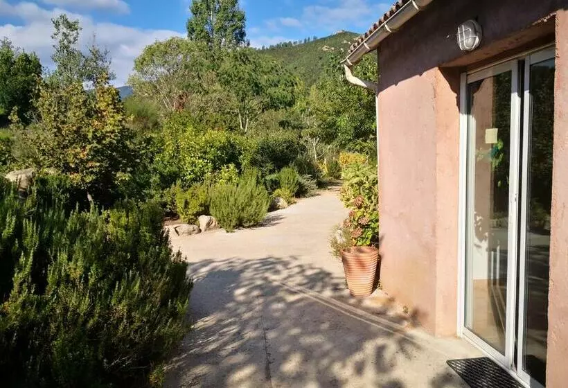 ベッドアンドブレックファースト L Ogliastru