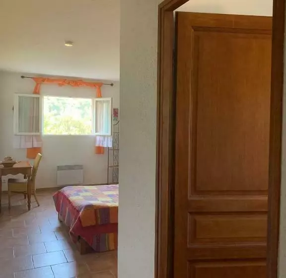 ベッドアンドブレックファースト L Ogliastru