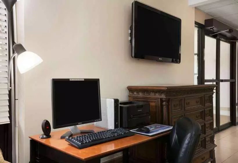 בית מלון כפרי Days Inn By Wyndham Jacksonville Airport