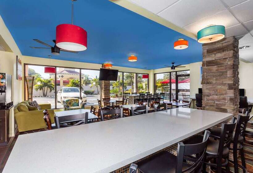 Отель Days Inn By Wyndham Sarasota Bay