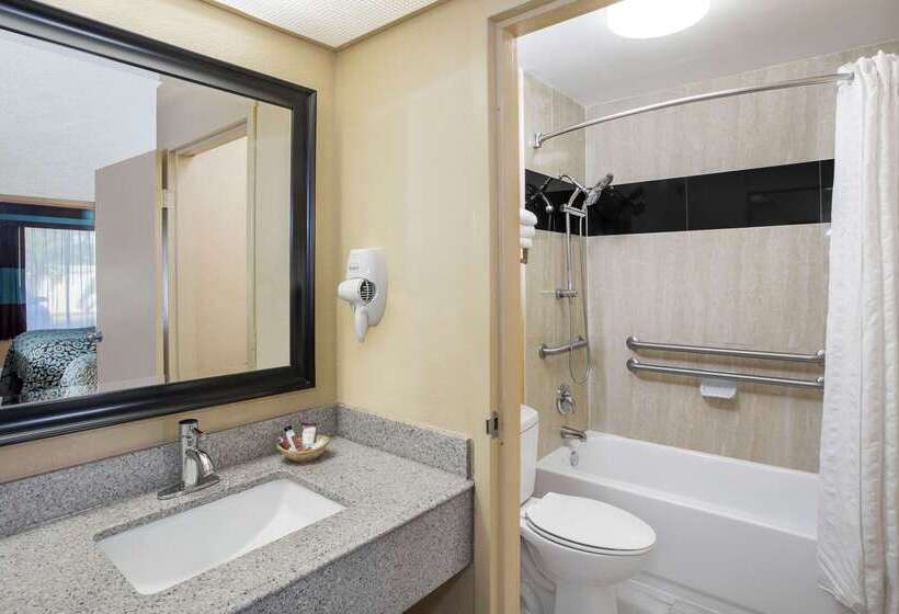 Отель Days Inn By Wyndham Sarasota Bay