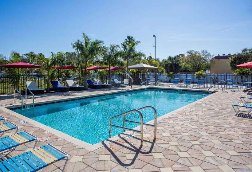 Отель Days Inn By Wyndham Sarasota Bay