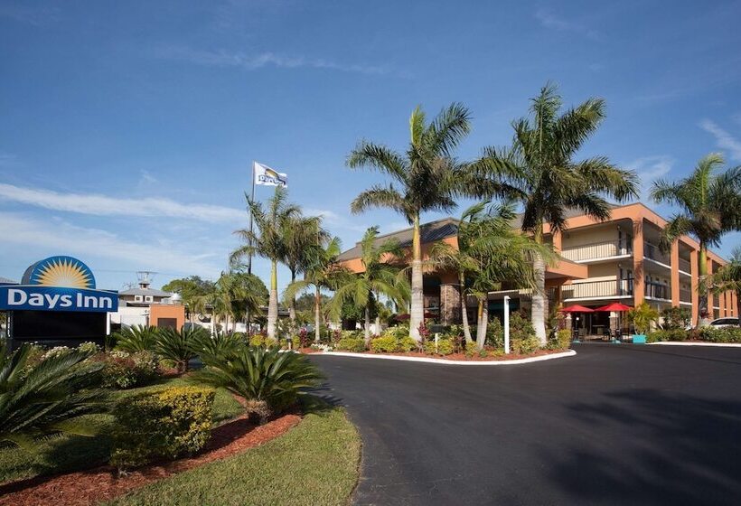 Отель Days Inn By Wyndham Sarasota Bay
