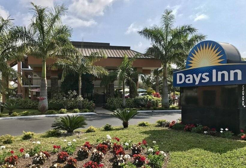 Отель Days Inn By Wyndham Sarasota Bay