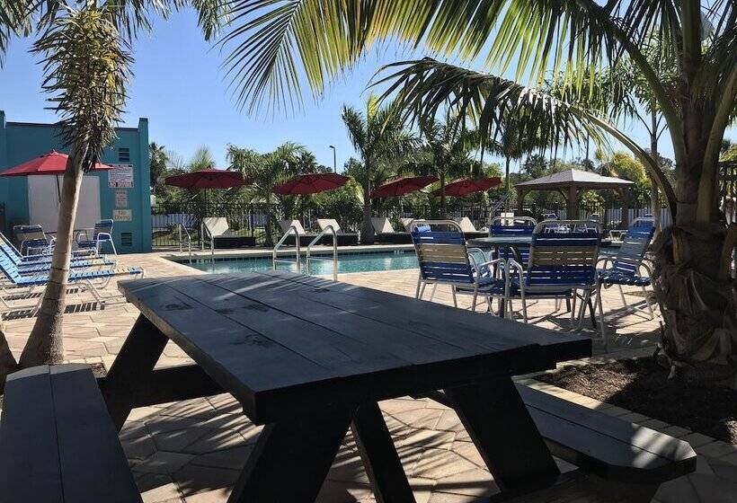 Отель Days Inn By Wyndham Sarasota Bay