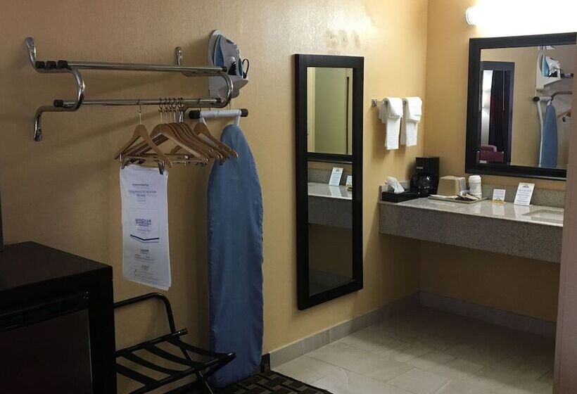 Отель Days Inn By Wyndham Sarasota Bay