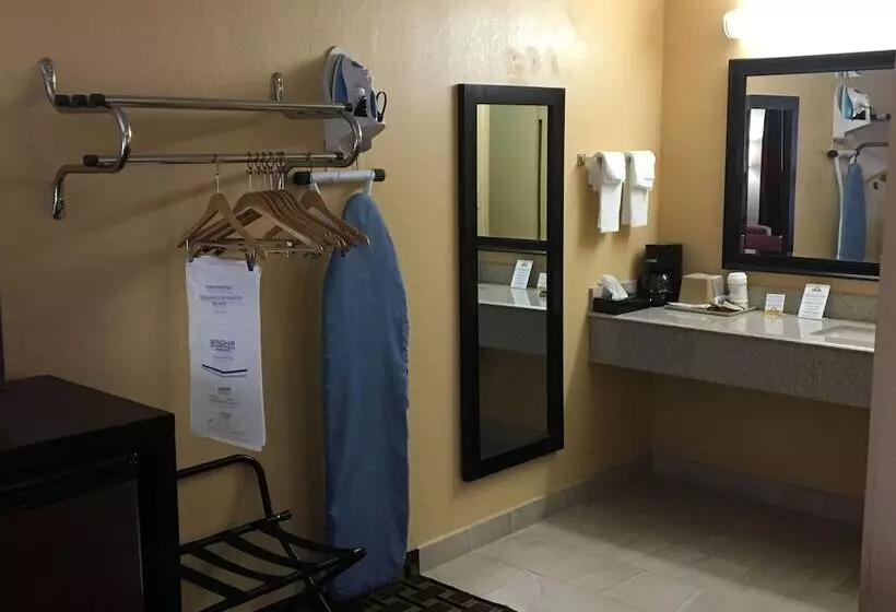 酒店 Days Inn By Wyndham Sarasota Bay