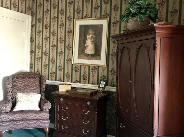 Отель Waynebrook Inn, Est 1865