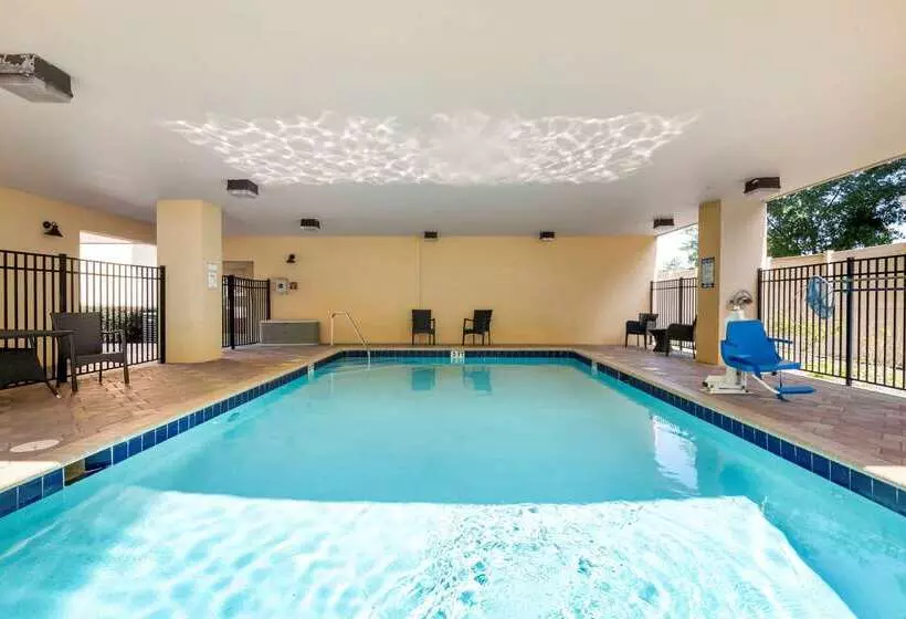 בית מלון כפרי Comfort Suites West Jacksonville