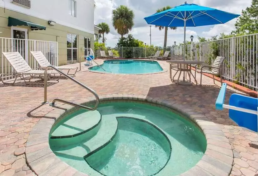 ホテル Days Inn & Suites By Wyndham Fort Pierce I95