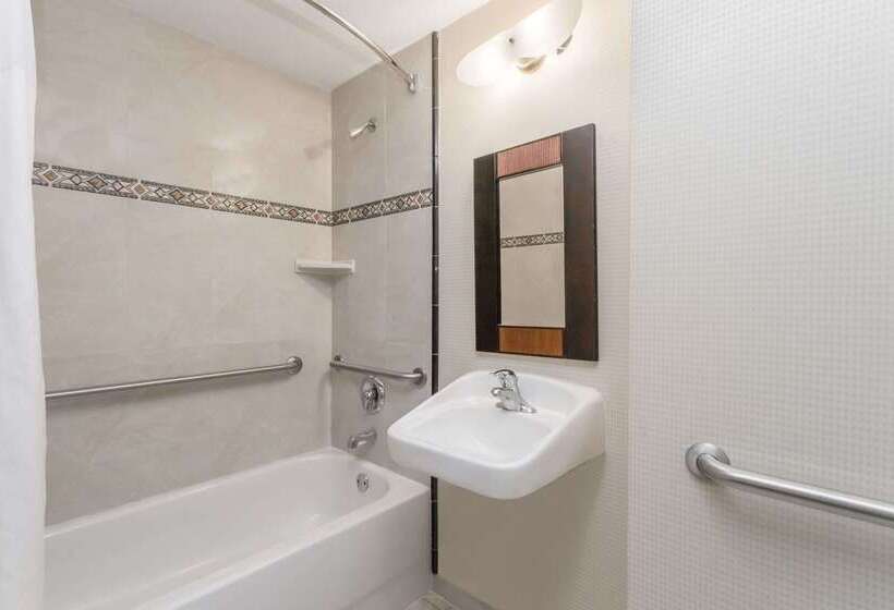 ホテル Days Inn & Suites By Wyndham Fort Pierce I95