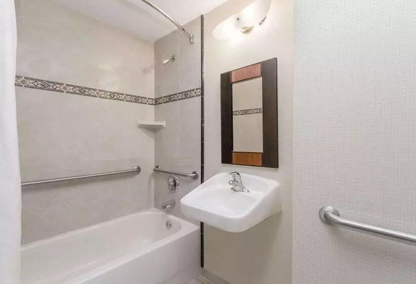 ホテル Days Inn & Suites By Wyndham Fort Pierce I95