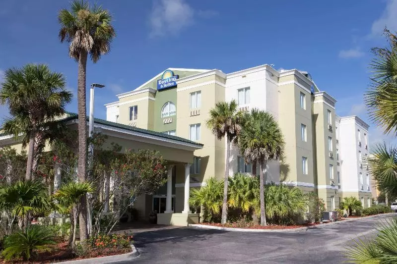 ホテル Days Inn & Suites By Wyndham Fort Pierce I95