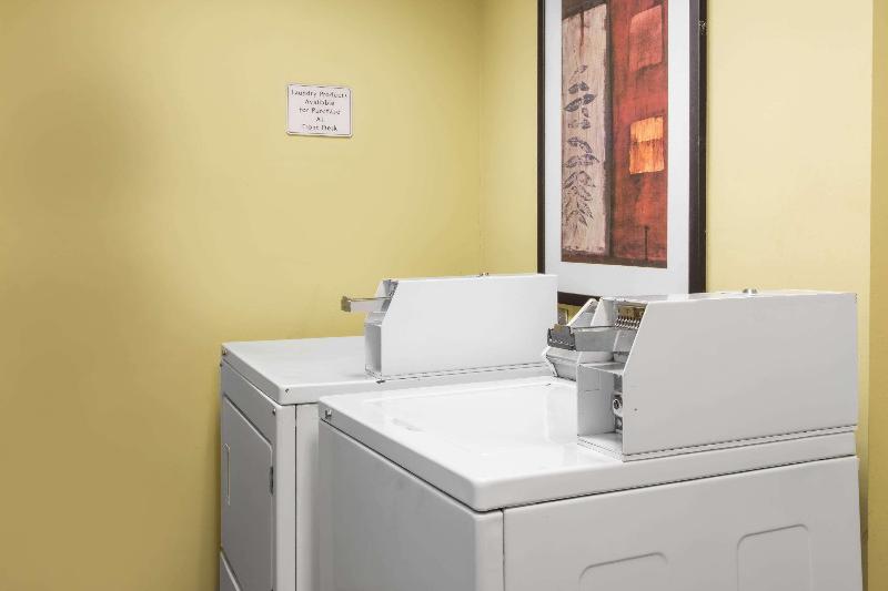 ホテル Days Inn & Suites By Wyndham Fort Pierce I95