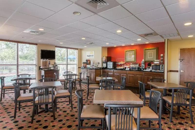 ホテル Days Inn & Suites By Wyndham Fort Pierce I95