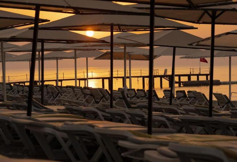 هتل L'Oceanica Beach Resort