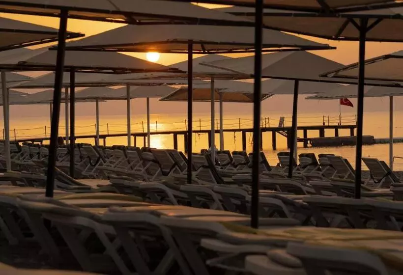 Отель L'Oceanica Beach Resort