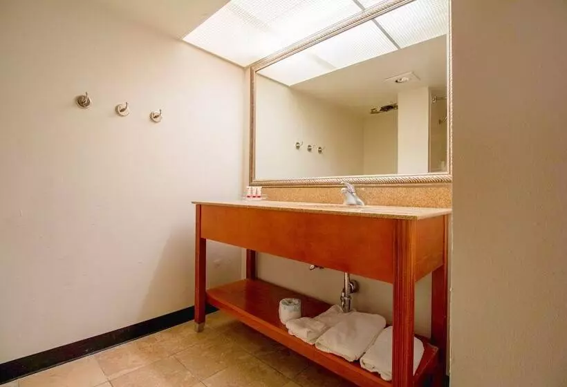 Tulsa Square Hotel Central, I-44 By OYO