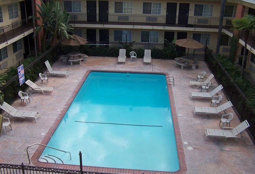 Отель American Inn & Suites