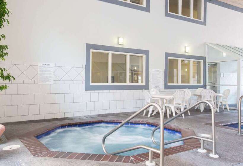 בית מלון כפרי Baymont By Wyndham Des Moines Airport