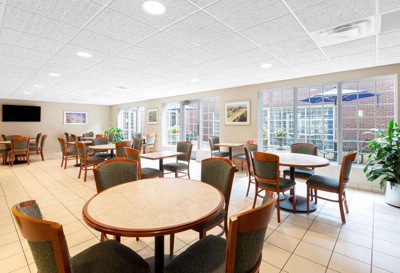 בית מלון כפרי Baymont By Wyndham Des Moines Airport