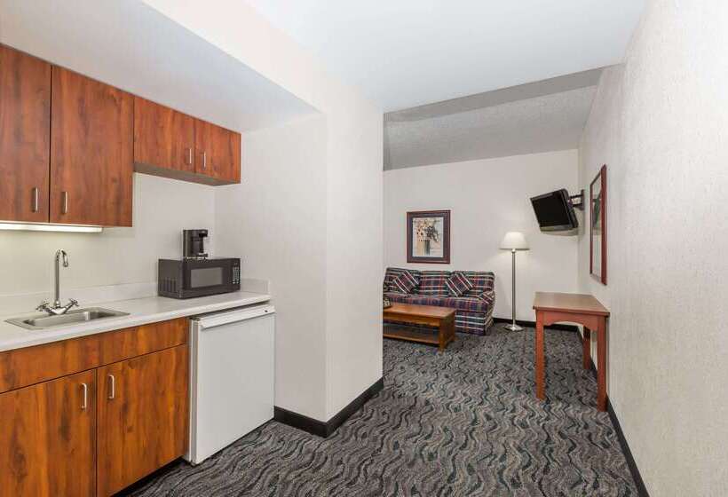 בית מלון כפרי Baymont By Wyndham Des Moines Airport