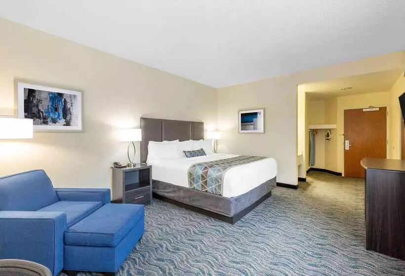 هتل Baymont By Wyndham Des Moines Airport
