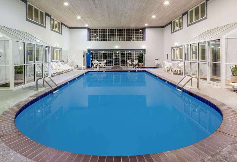 בית מלון כפרי Baymont By Wyndham Des Moines Airport