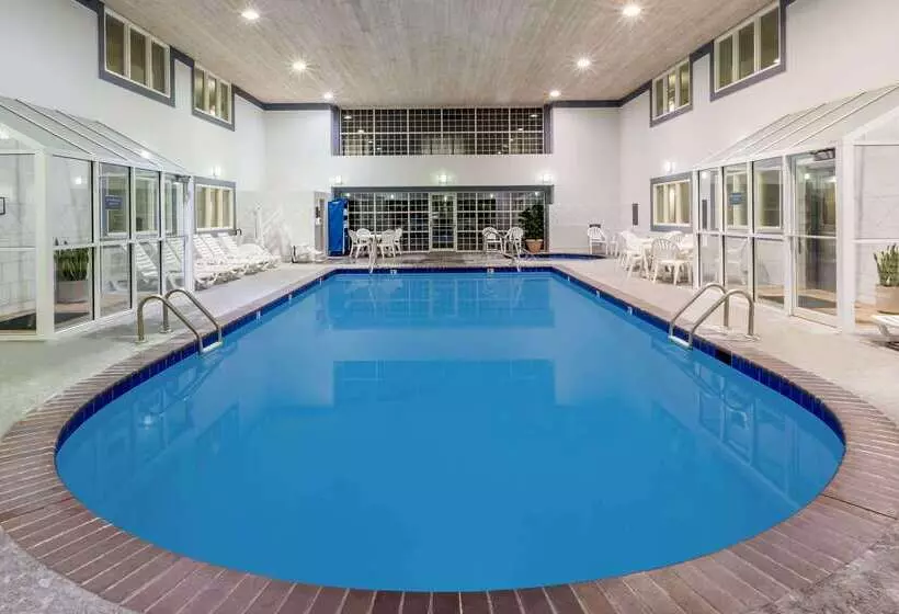 هتل Baymont By Wyndham Des Moines Airport