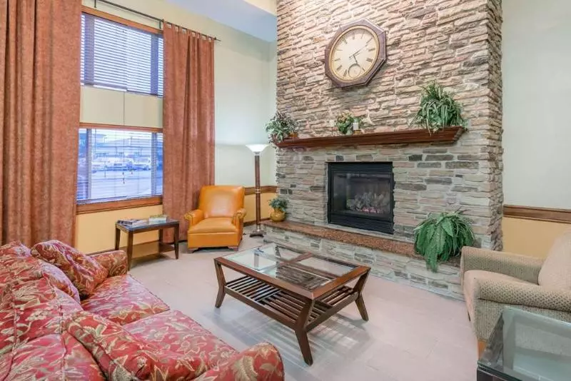 Отель Comfort Inn & Suites