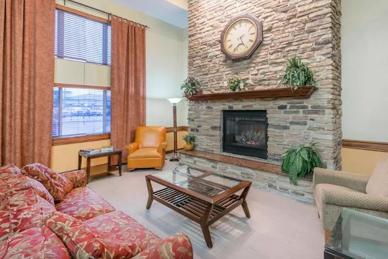 Отель Comfort Inn & Suites