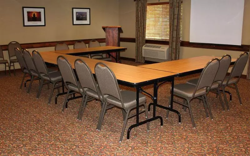 Отель Comfort Inn & Suites