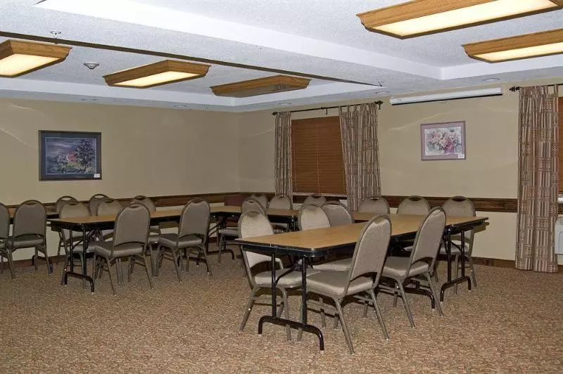 Отель Comfort Inn & Suites