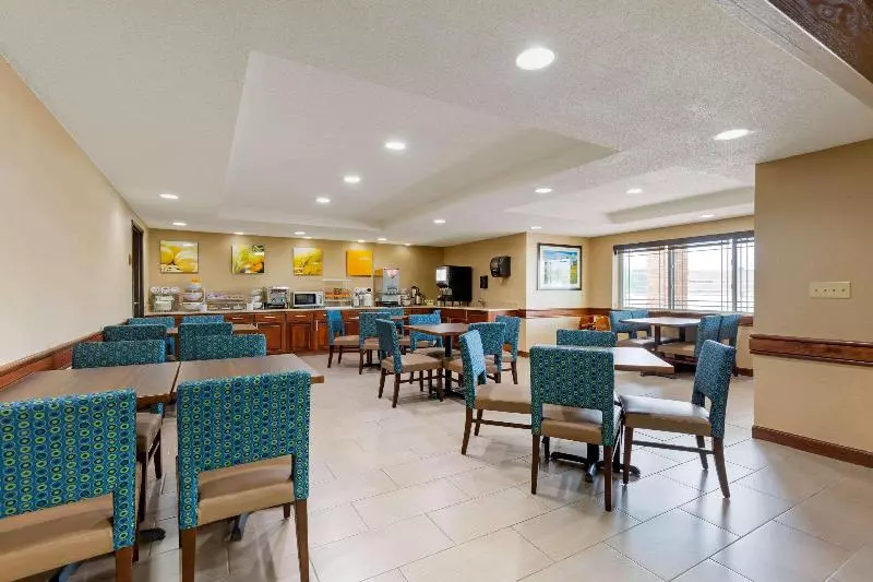 Отель Comfort Inn & Suites