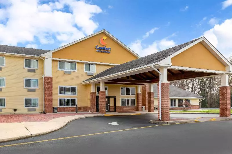 Отель Comfort Inn & Suites