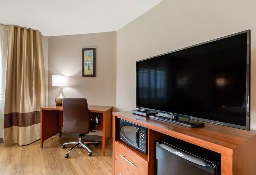 Отель Comfort Inn & Suites