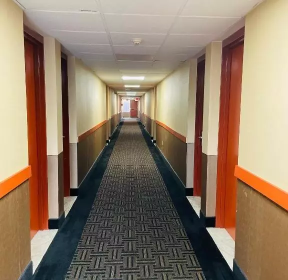 Отель Super 8 By Wyndham Gloucester