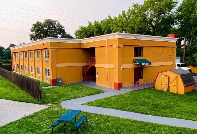 Отель Super 8 By Wyndham Gloucester